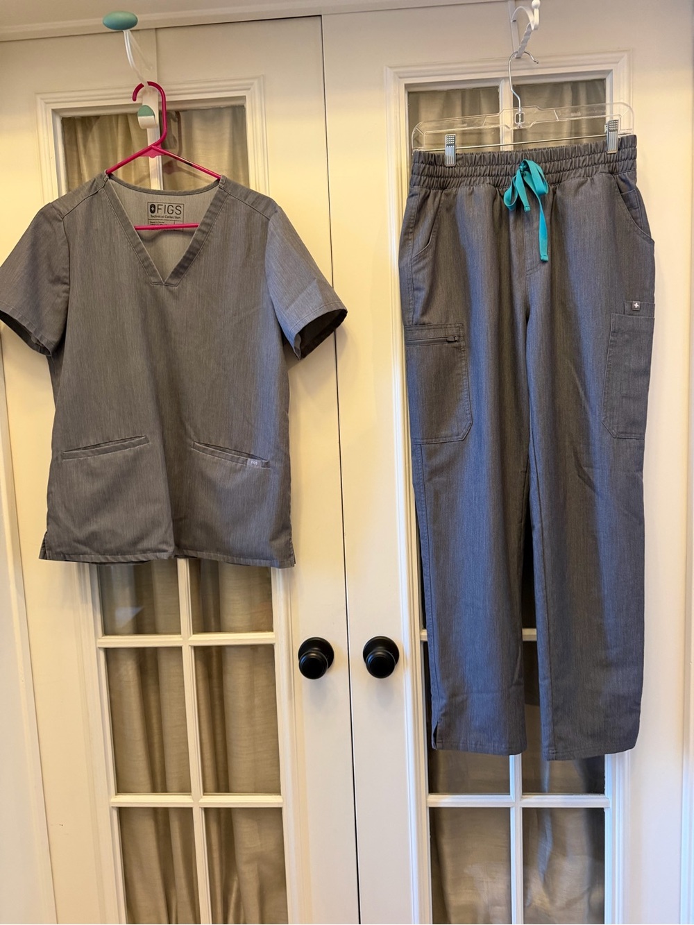 MEDIUM Graphite Grey Women’s Figs Set w/ Cargo Pants EUC